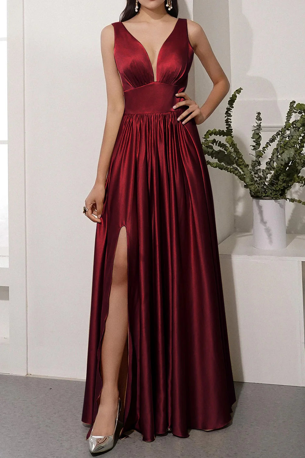 Einfaches langes Ballkleid aus Satin mit Schlitz
