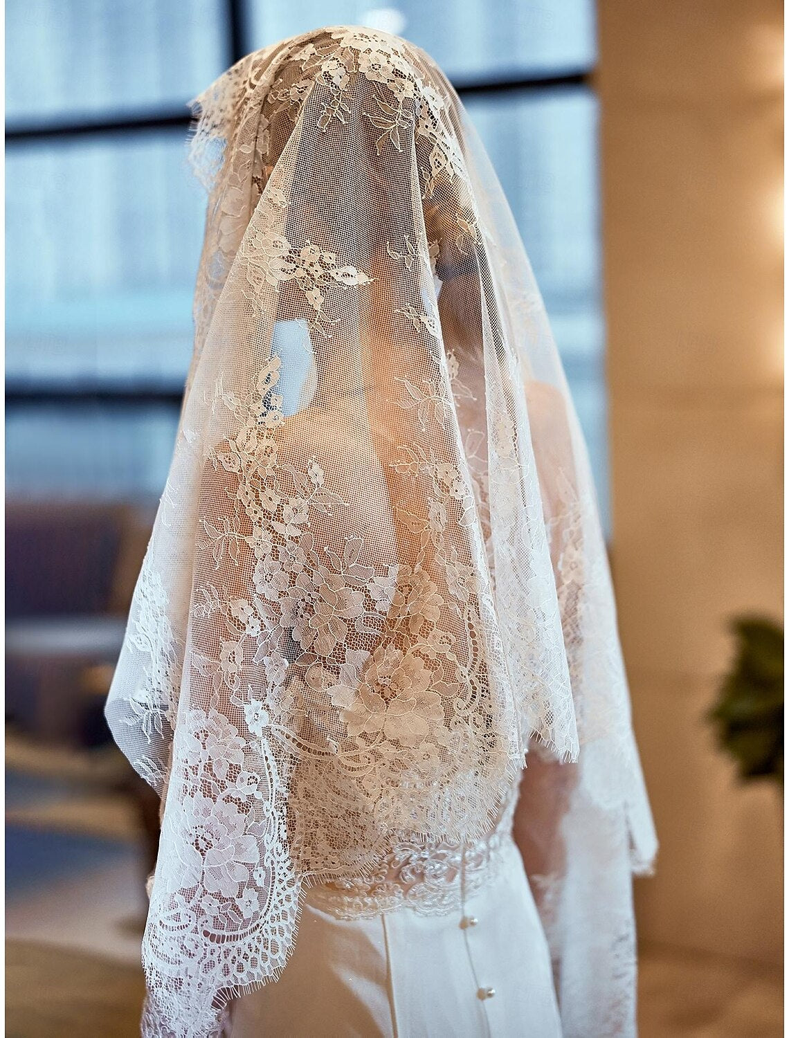 Back view of a bride showcasing the elegant 140cm vintage wedding veil.
