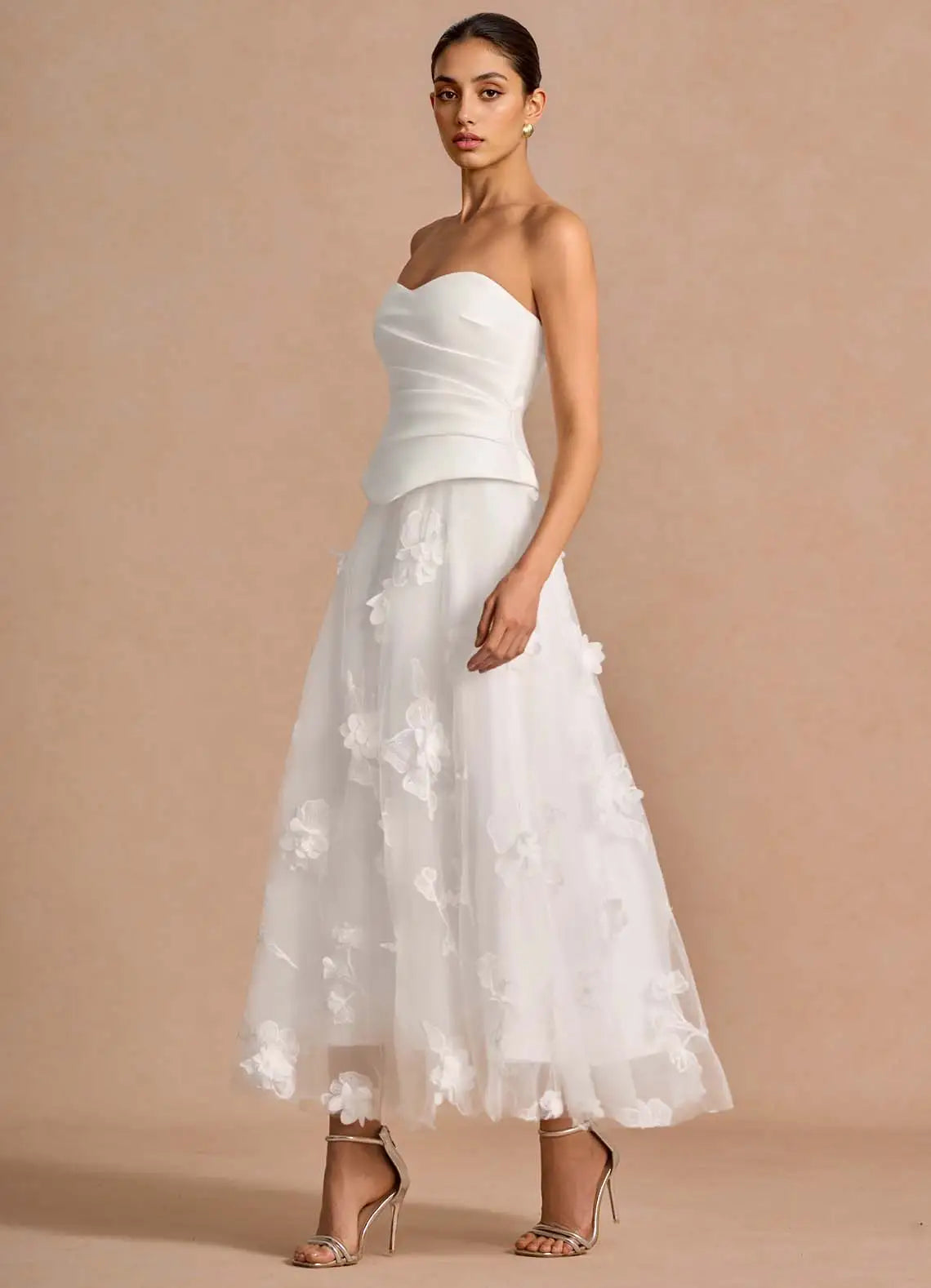 White Strapless Sweetheart Neck Prom Dress with 3D Floral Tulle Midi Skirt for Bridal and Formal Events