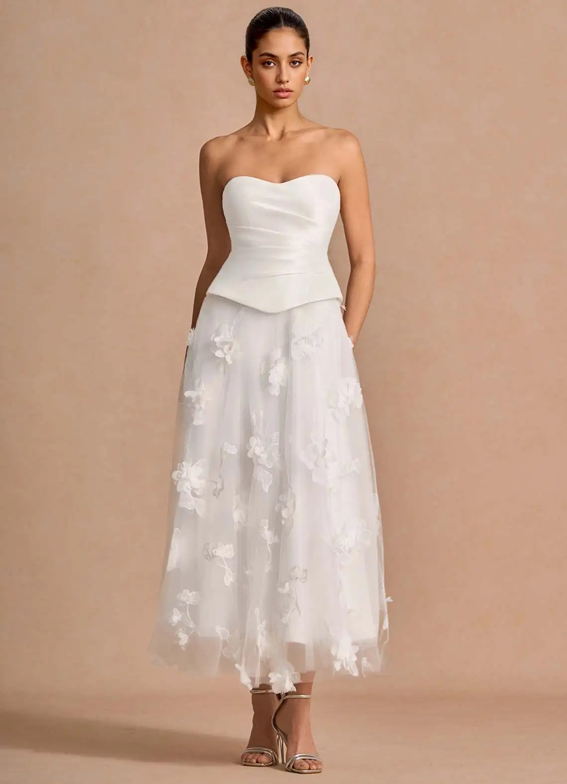 White Strapless Sweetheart Neck Prom Dress with 3D Floral Tulle Midi Skirt for Bridal and Formal Events