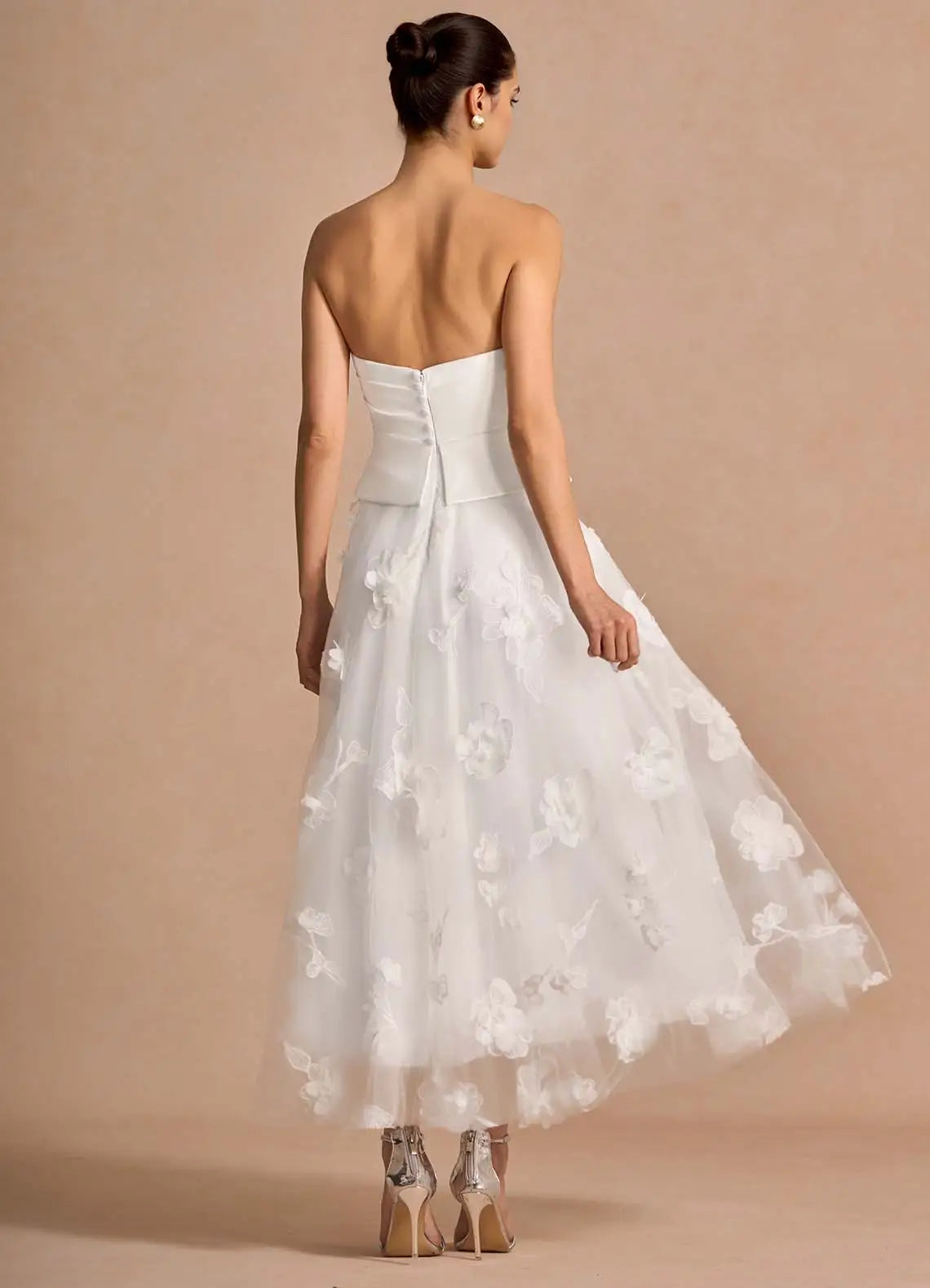 White Strapless Sweetheart Neck Prom Dress with 3D Floral Tulle Midi Skirt for Bridal and Formal Events