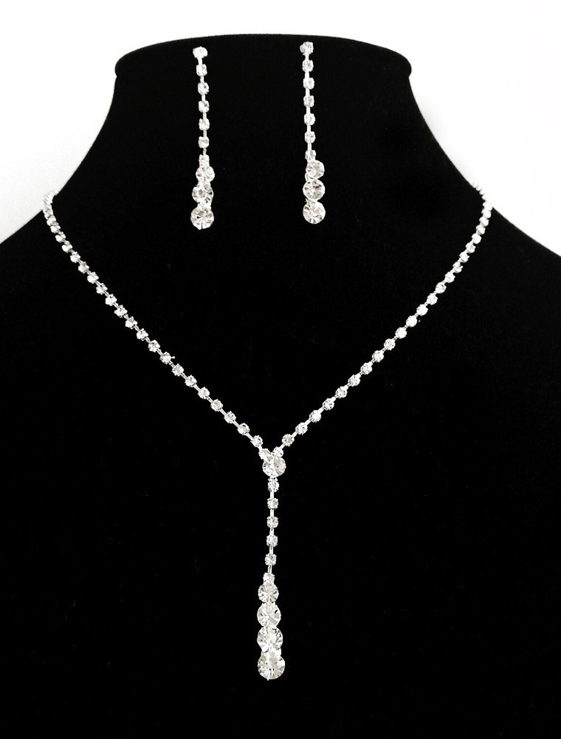 Women's 3-piece alloy jewelry set with necklace, bracelet, and earrings.