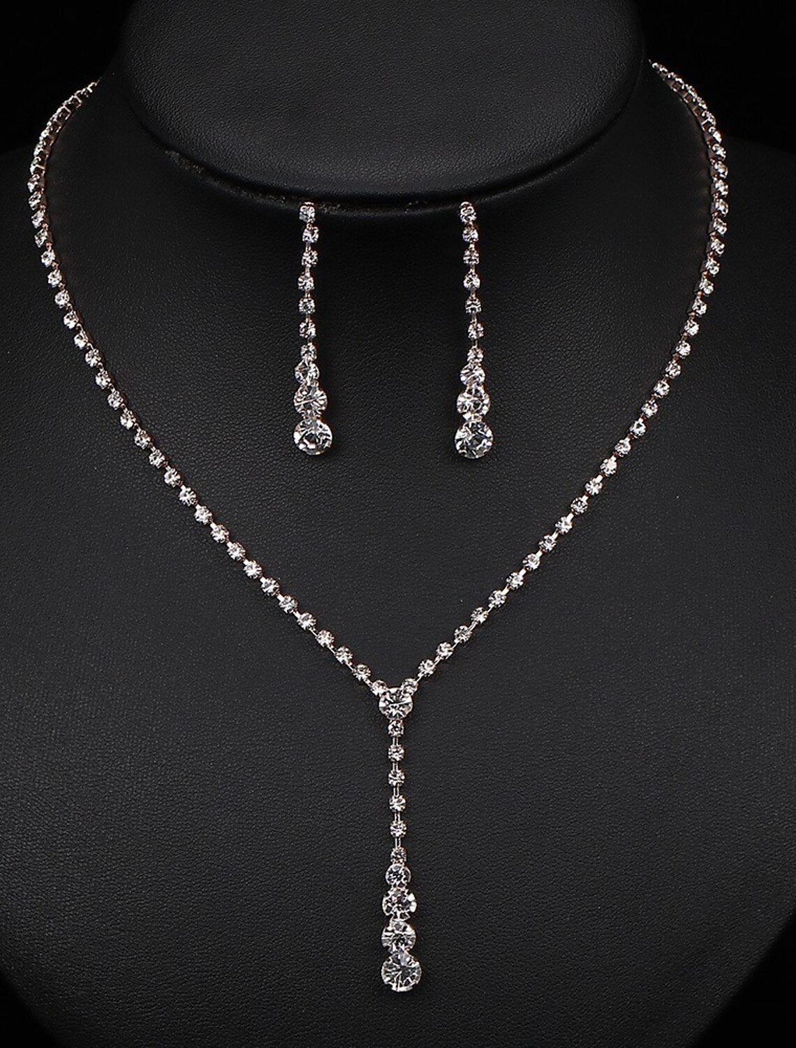 Close-up of the alloy necklace from the 3-piece jewelry set.