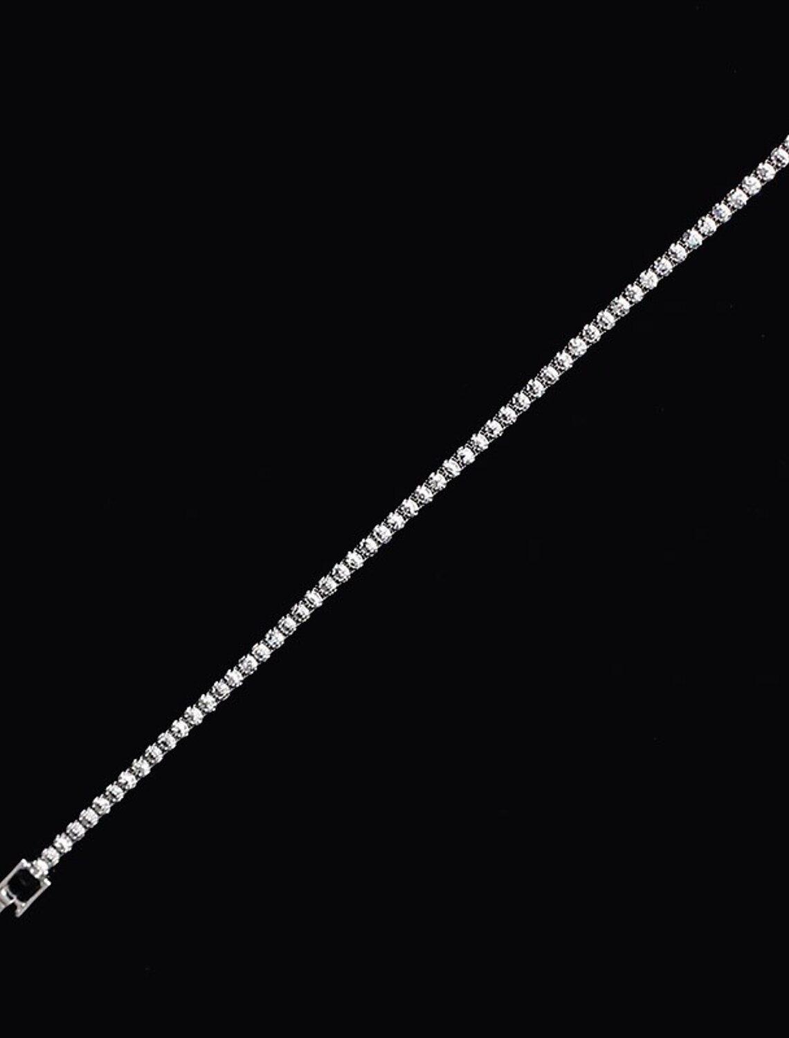 Close-up of the alloy bracelet from the 3-piece jewelry set.
