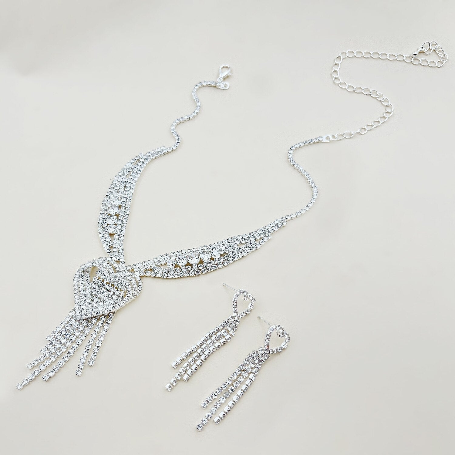 Detailed view of the heart and tassel design on the alloy jewelry.