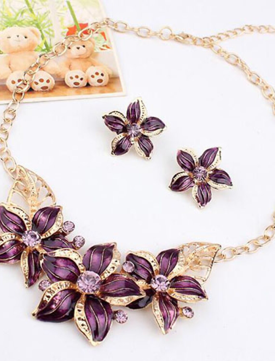 Close-up of gold alloy flower necklace featuring synthetic diamonds.
