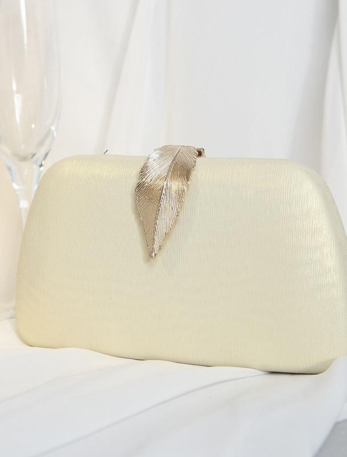 Lightweight polyester clutch bag, ideal for parties.