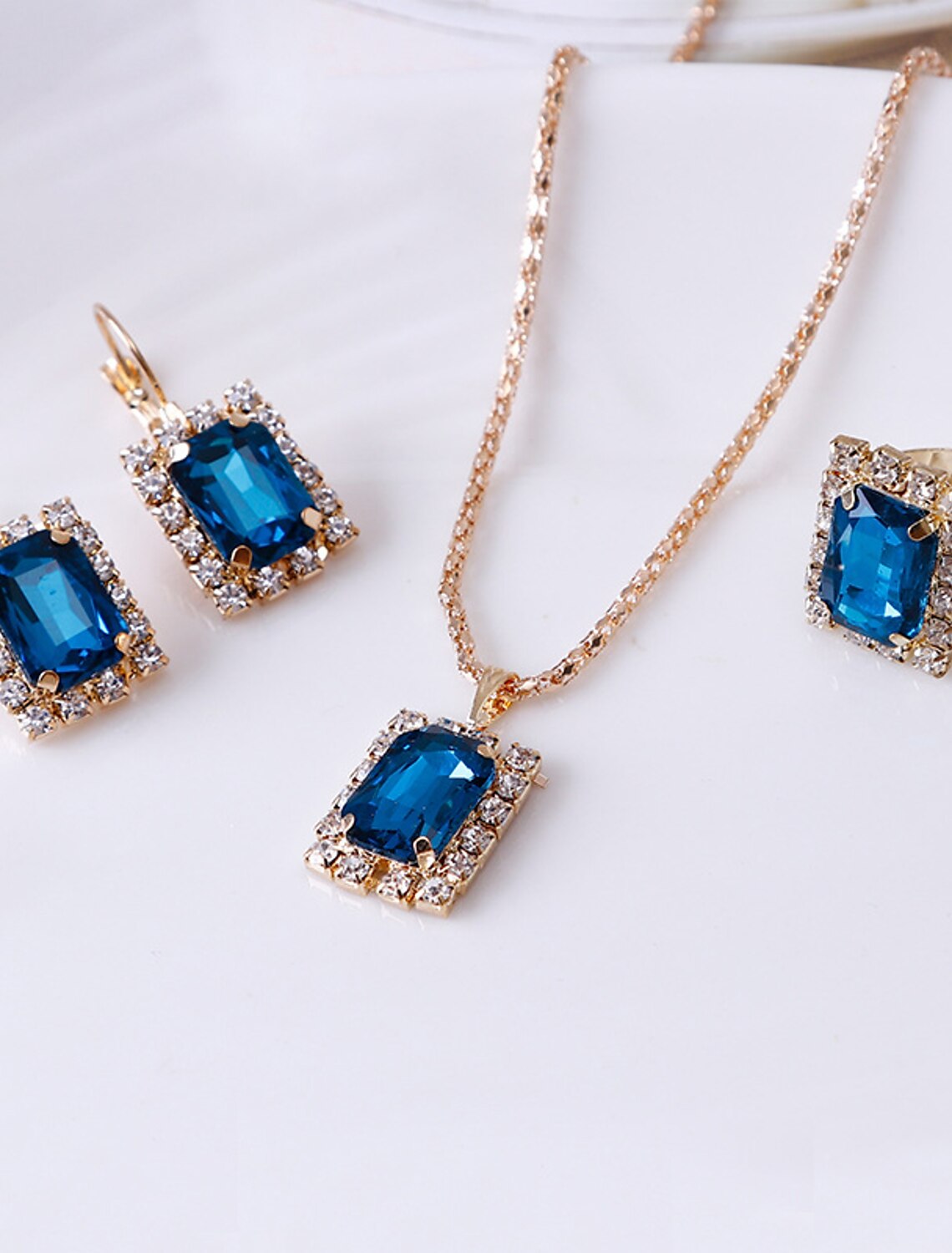 Rhinestone alloy necklace with a geometric pendant.