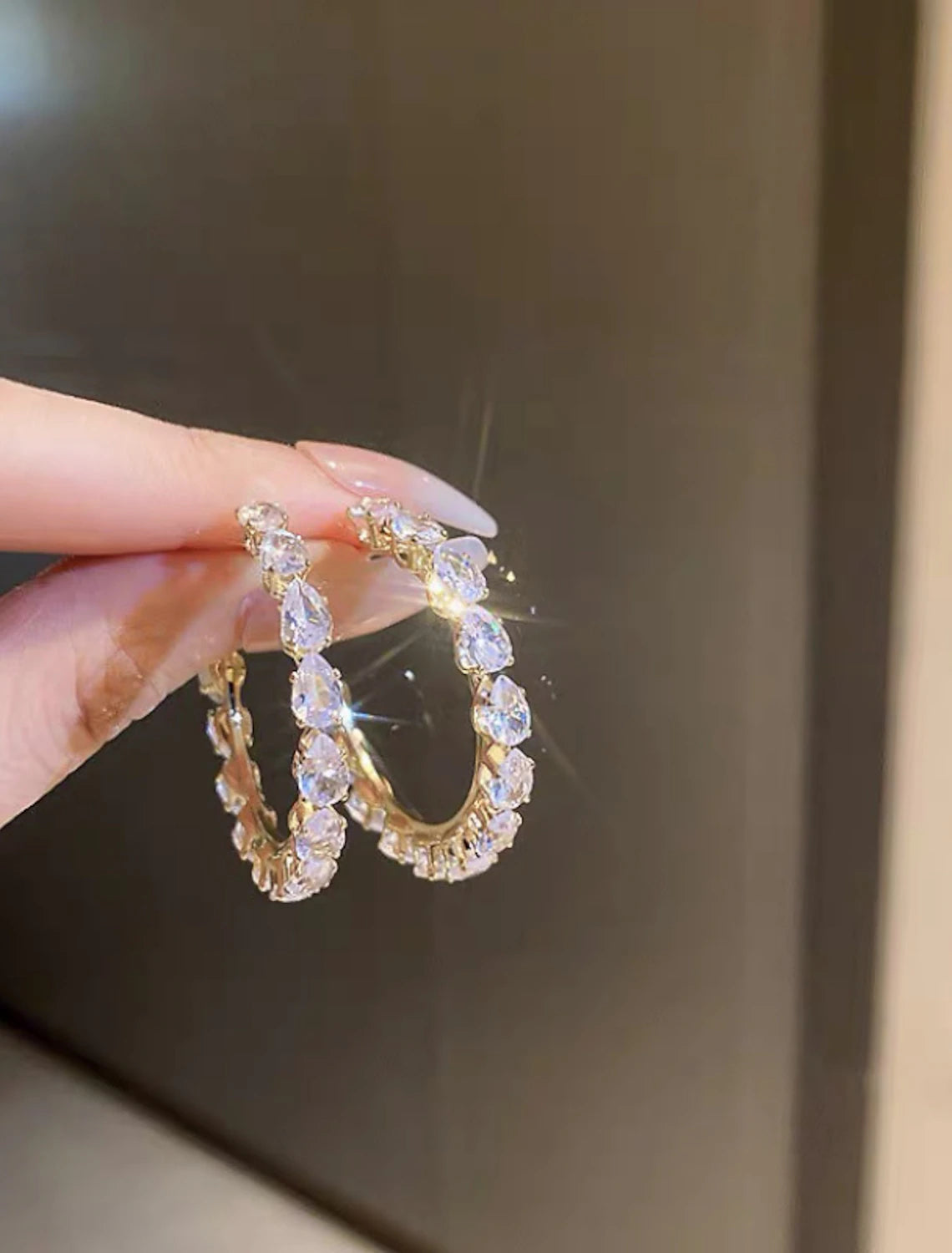 Stylish women's zircon hoop earrings, suitable for various occasions.