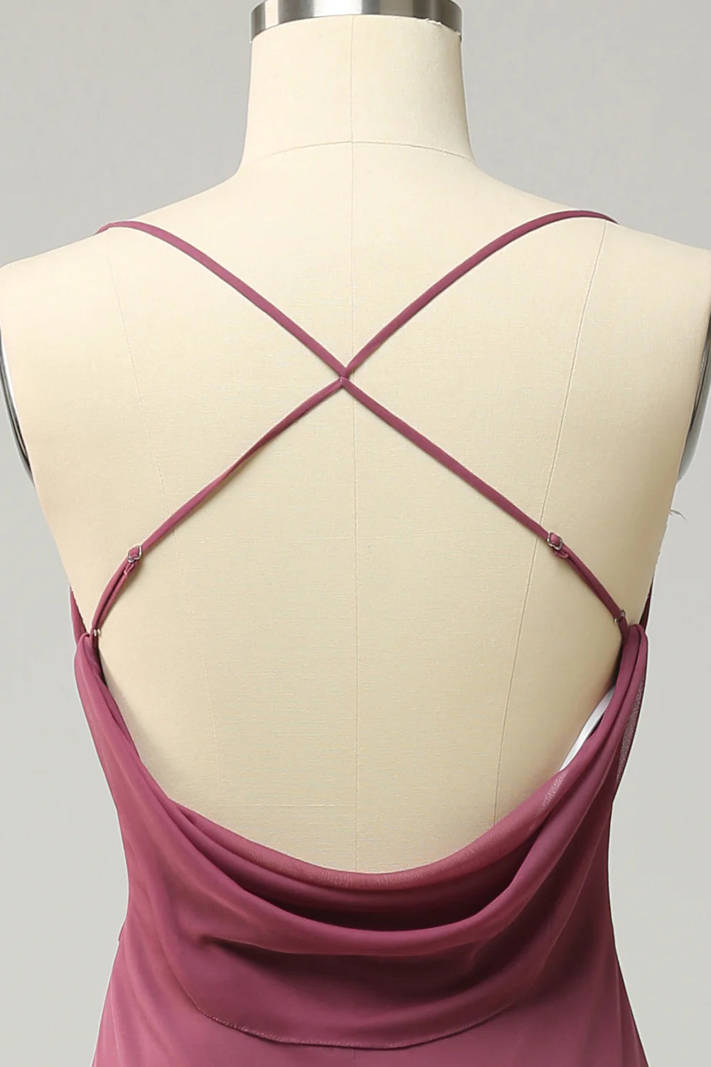 Langes Ballkleid mit Spaghettiträgern und Schlitz