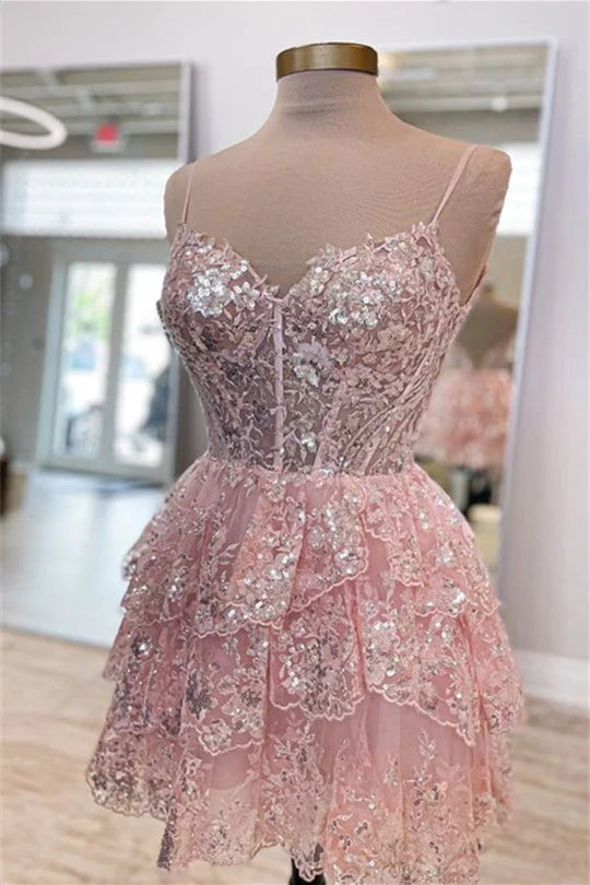 Kurzes Homecoming-Kleid mit Spaghettiträgern und Stufen