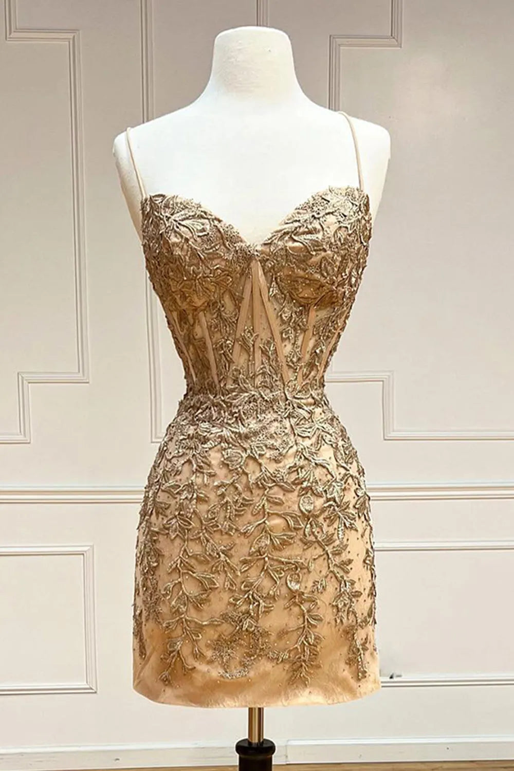 Figurbetontes, enges, kurzes Homecoming-Kleid mit Spaghettiträgern und Applikationen