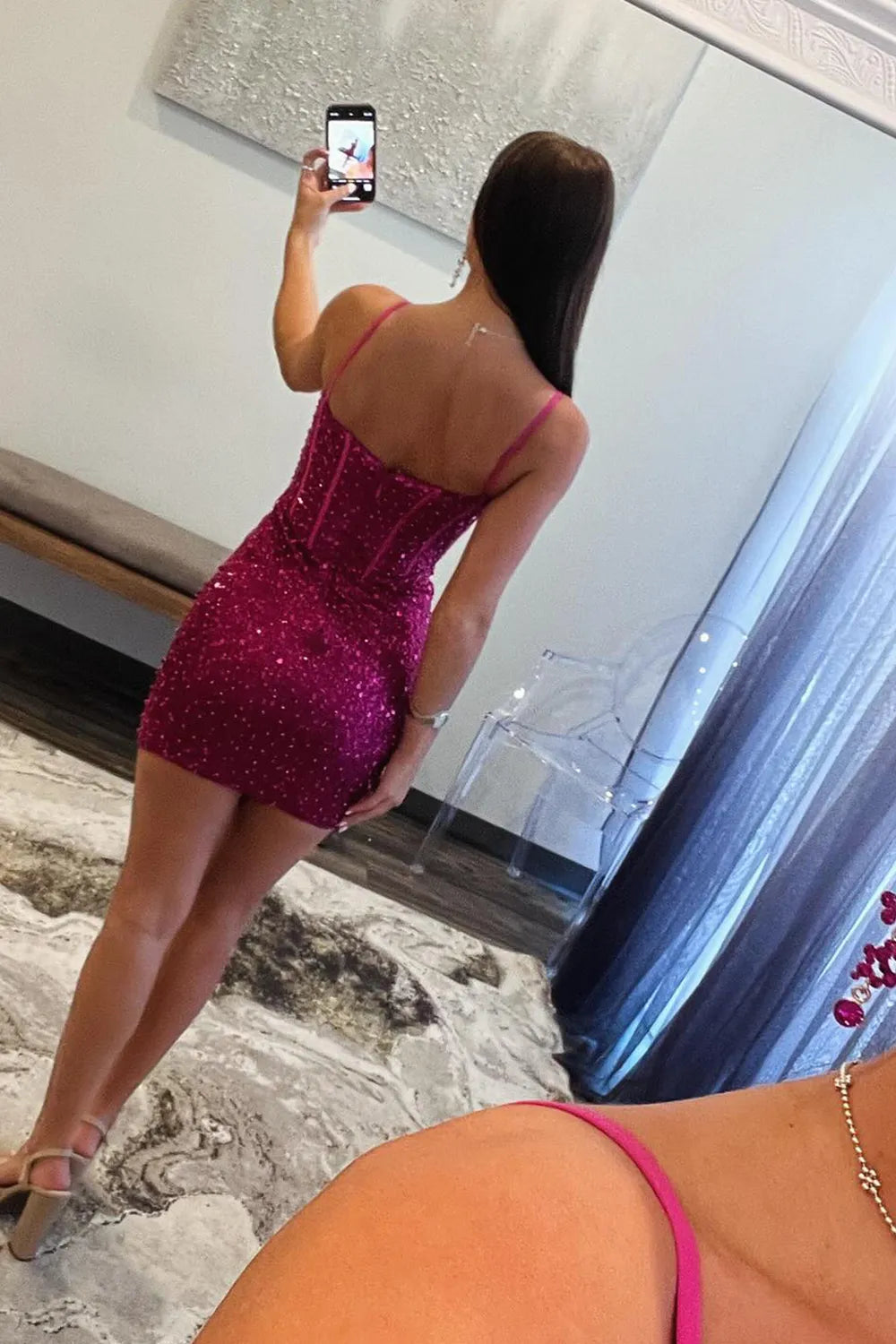 Glitzerndes, figurbetontes, kurzes Korsett-Heimkehrkleid mit Spaghettiträgern und Pailletten