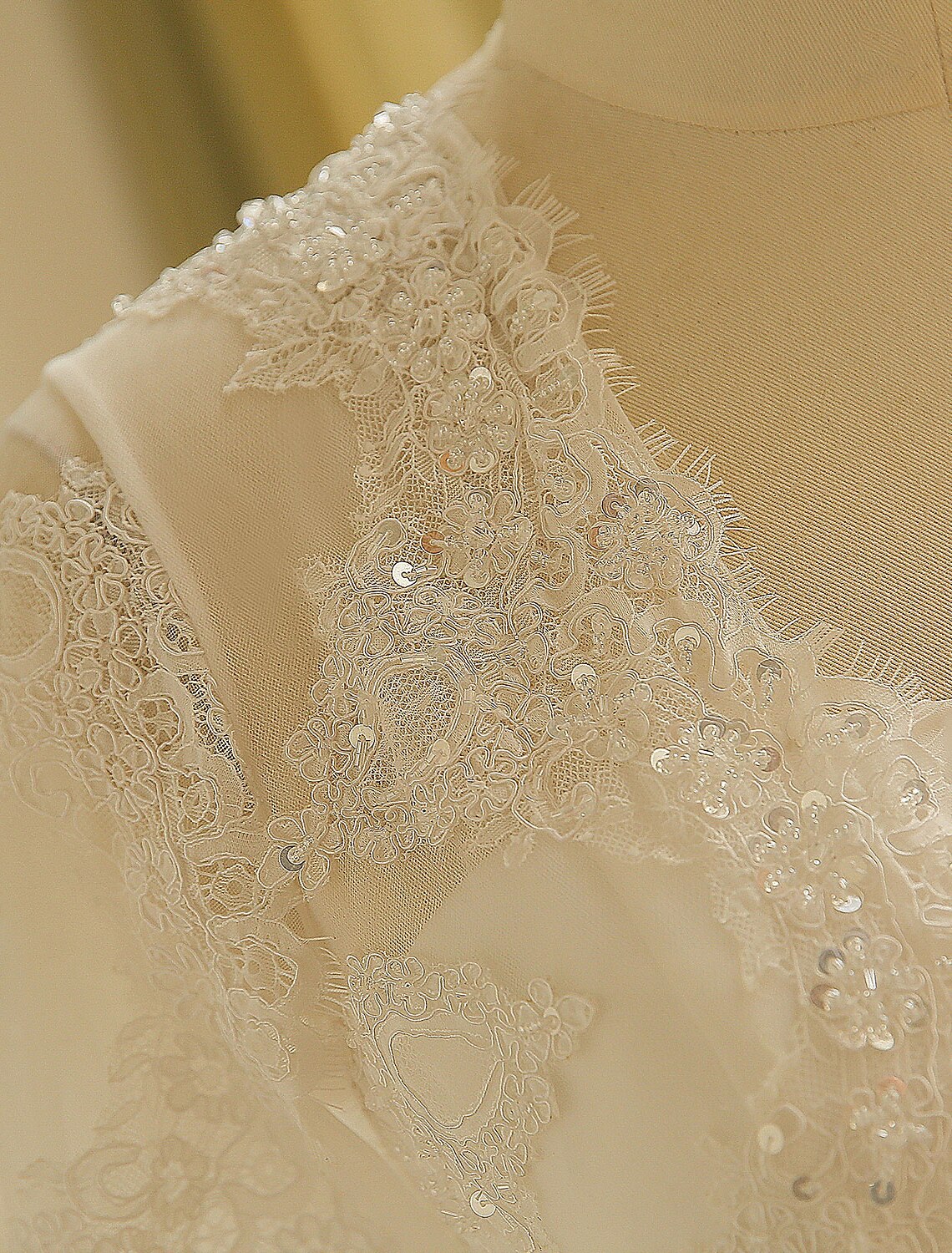 Hall Sparkle &amp; Shine Brautkleider A-Linie Illusion Neck Langarm Hofschleppe Satin Brautkleider mit Knöpfen gerüscht