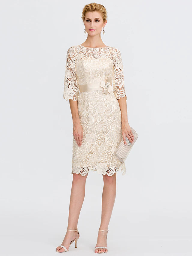 Etuikleid/Säulenkleid für die Mutter der Braut, formeller Hochzeitsgast, Übergröße, elegant, Illusionsausschnitt, knielang, durchgehende Spitze, 3/4-Ärmel mit Schleife(n)
