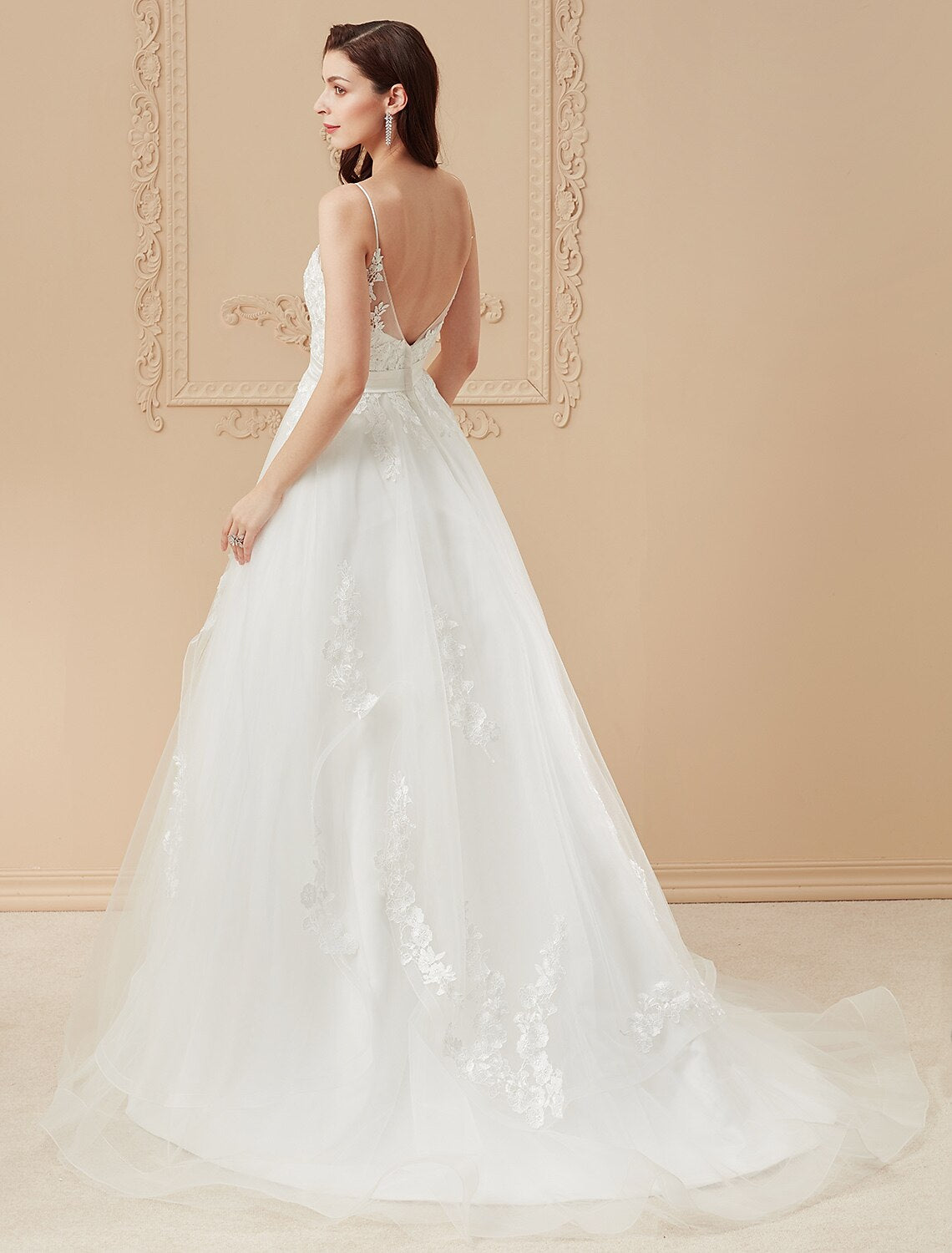 Ballkleid-Brautkleider, V-Ausschnitt, Pinselschleppe, Satin, Tüll über Spitze, Spaghettiträger, romantisch, Illusionsdetail, rückenfrei, mit Rüschen, Applikationen