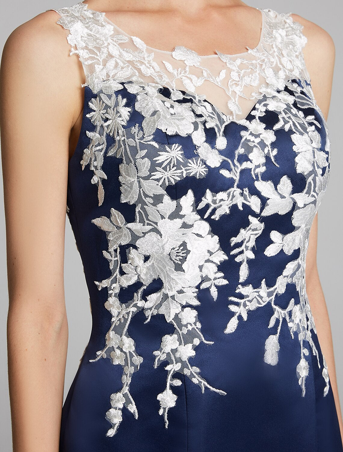 Etuikleid/Säulenkleid, Wickelkleid inklusive, Rundhalsausschnitt, knielang, Satin, Spitze, ärmellos, mit Applikationen