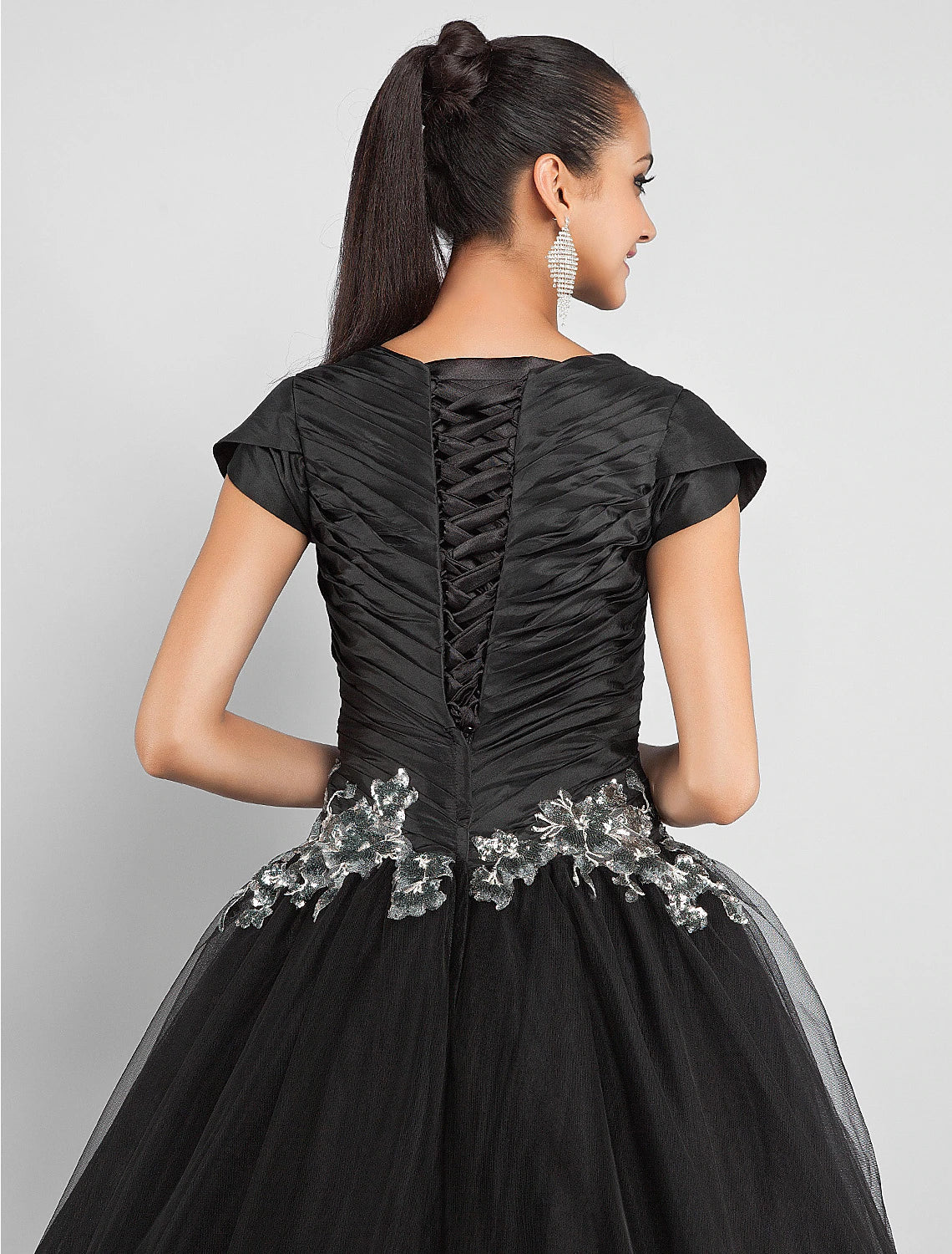 Ballkleid, kleines Schwarzes, Abschlussballkleid, formeller Abend, knöchellang, kurze Ärmel, Rundhalsausschnitt, Taft mit Applikationen, seitliche Drapierung