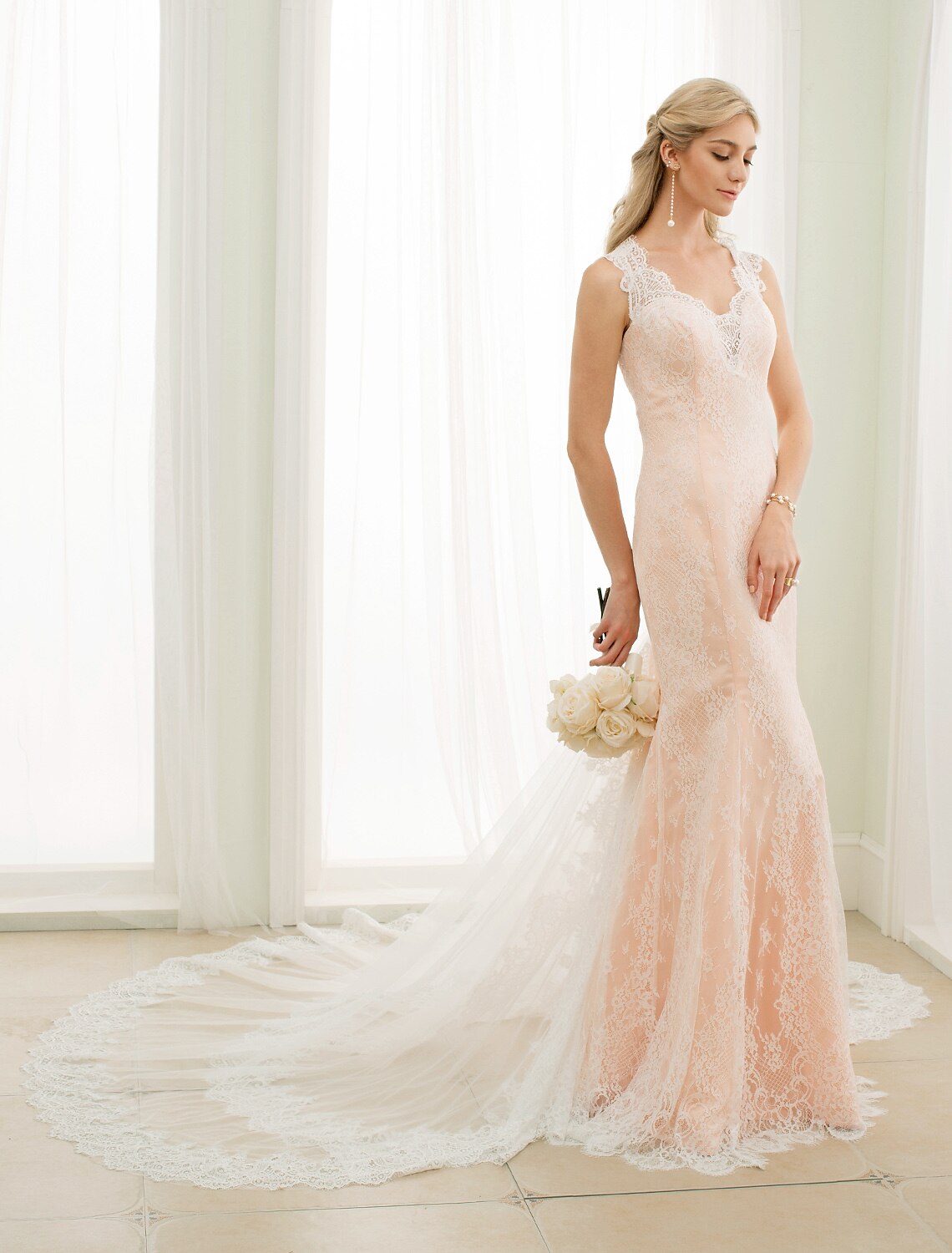 Hall Brautkleider Meerjungfrau / Trompete Tiefer Ausschnitt Ärmellos Kapelle Schleppe Spitze Brautkleider Mit Knöpfen Applikationen