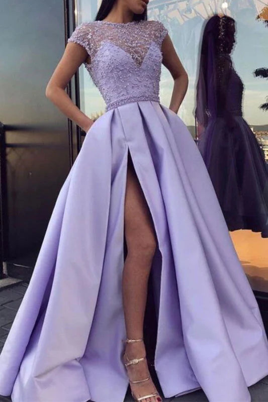 Ballkleid mit kurzen Ärmeln, Schlitzdesign und Perlenbesatz