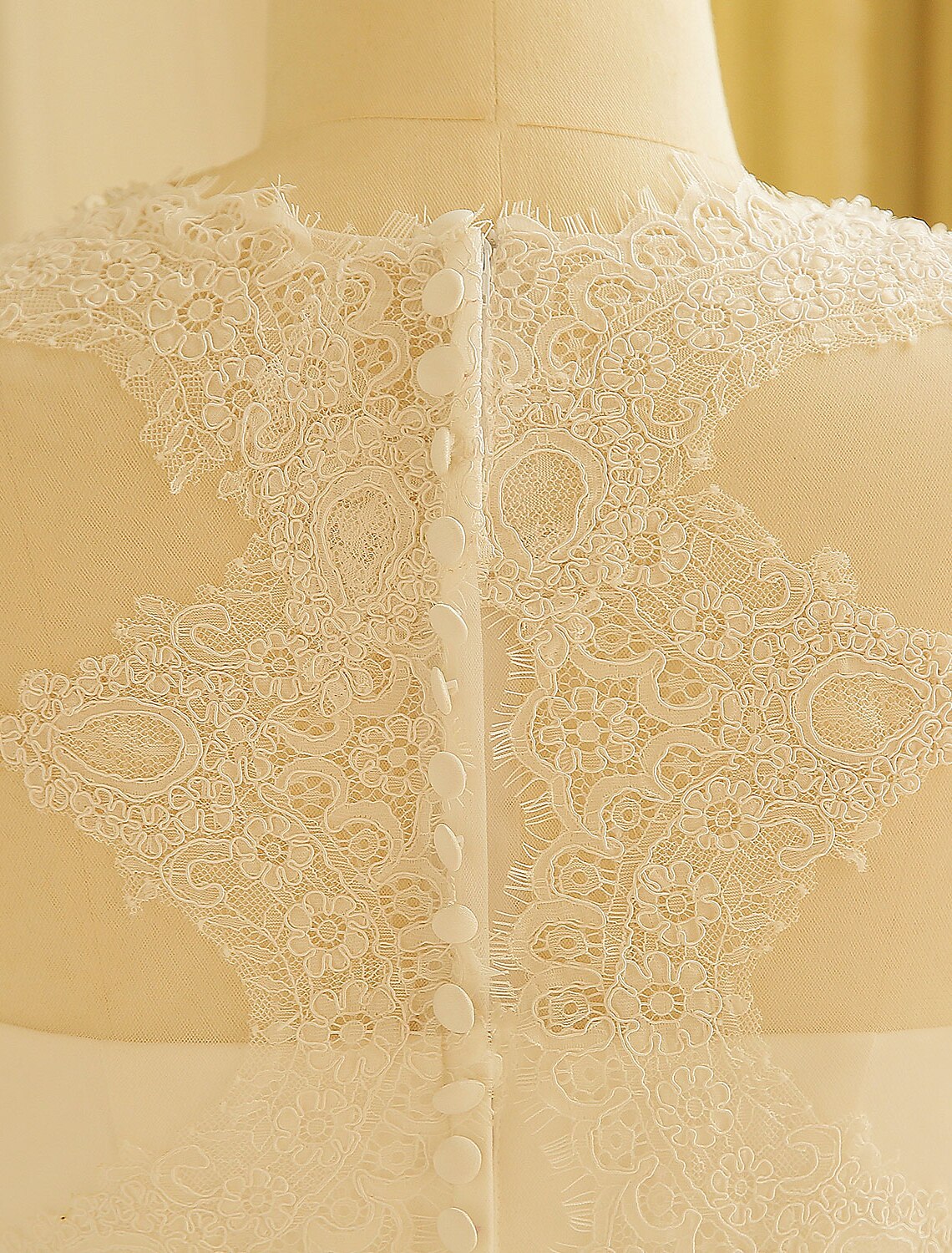 Hall Sparkle &amp; Shine Brautkleider A-Linie Illusion Neck Langarm Hofschleppe Satin Brautkleider mit Knöpfen gerüscht