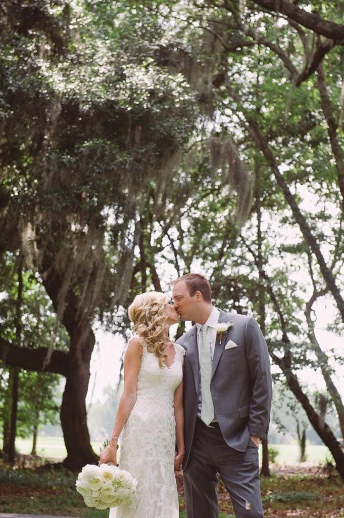 A-line Elegant Lace Appliques Wedding Dress With Button