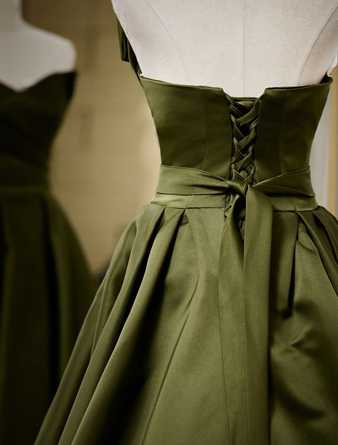 A-Linie Abendkleid mit offenem Rücken, formelle Hochzeitsgäste, bodenlang, ärmellos, trägerlos, Satin mit Falten, Riemchen