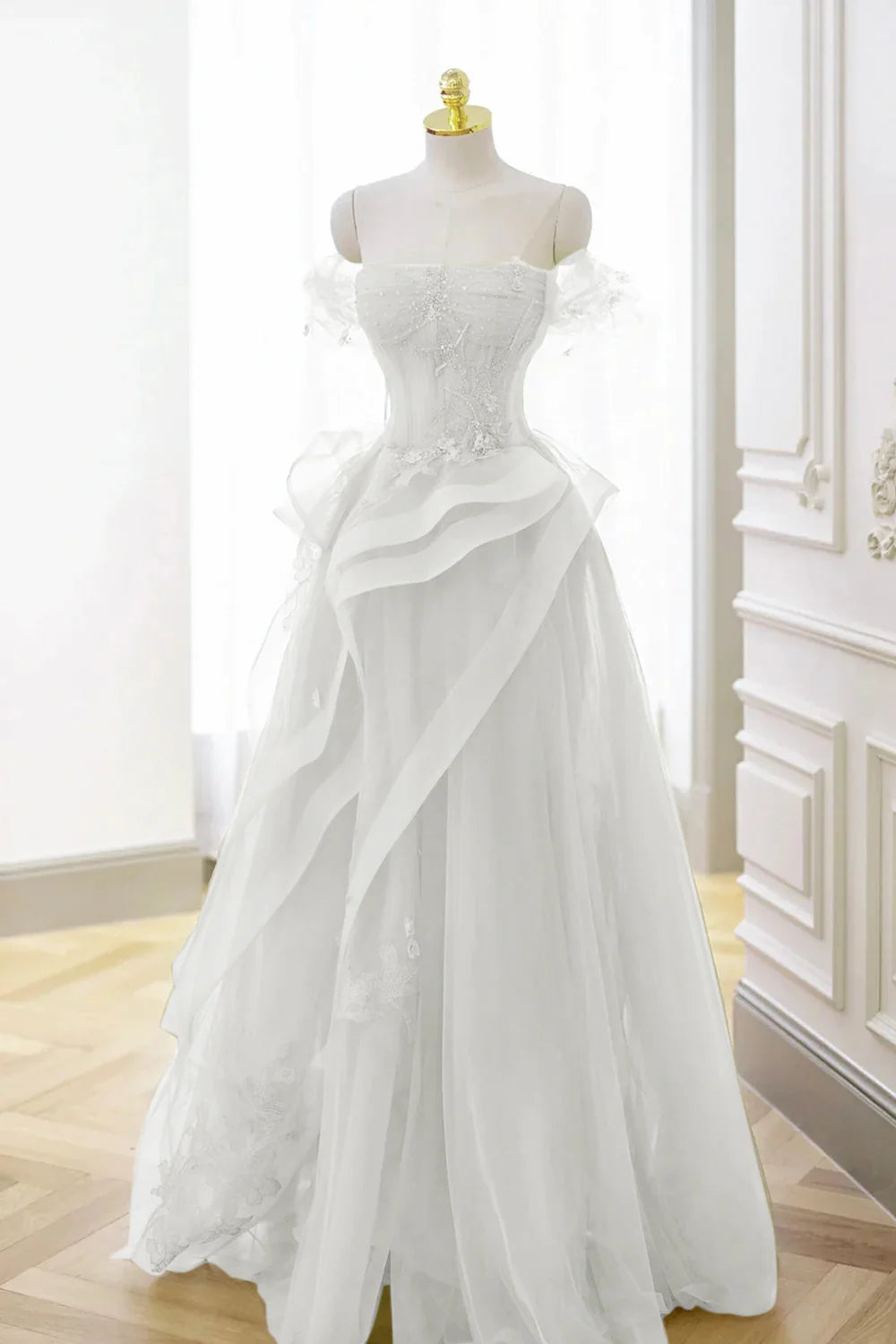 Langes Ballkleid aus Tüllspitze mit Korsett