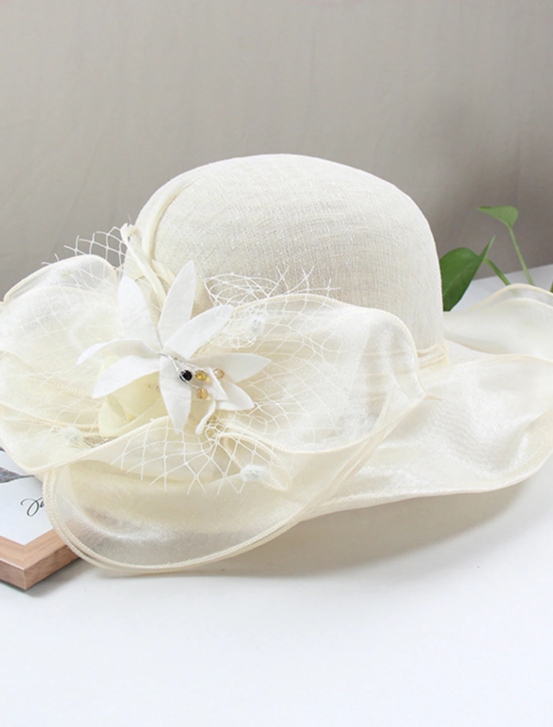 Hats Headwear Straw Hats Tulle Linen / Polyester Blend Bucket Hat Straw Hat Sun Hat Casual Holiday Kentucky Derby Melbourne Cup Vintage Style Elegant With Feather Appliques Headpiece Headwear