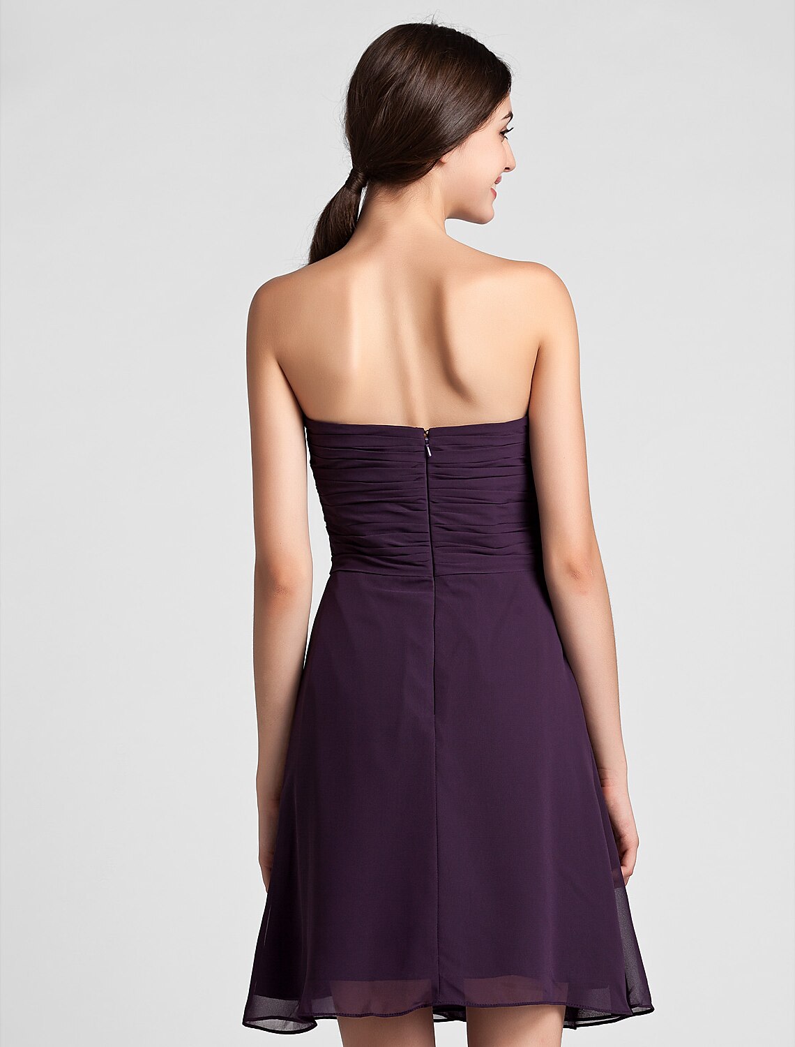 Etui-/Säulen-Brautjungfernkleid mit herzförmigem Ausschnitt und knielanger Chiffon-Linie mit überkreuzten/drapierten Ärmeln