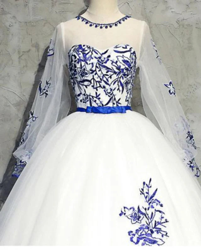 Langes Ballkleid mit glatten Ärmeln und Tüllapplikationen