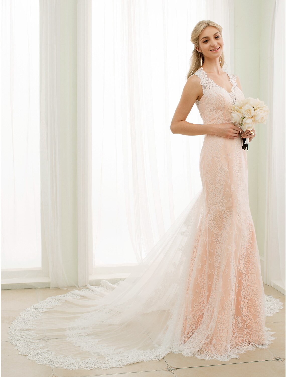 Hall Brautkleider Meerjungfrau / Trompete Tiefer Ausschnitt Ärmellos Kapelle Schleppe Spitze Brautkleider Mit Knöpfen Applikationen