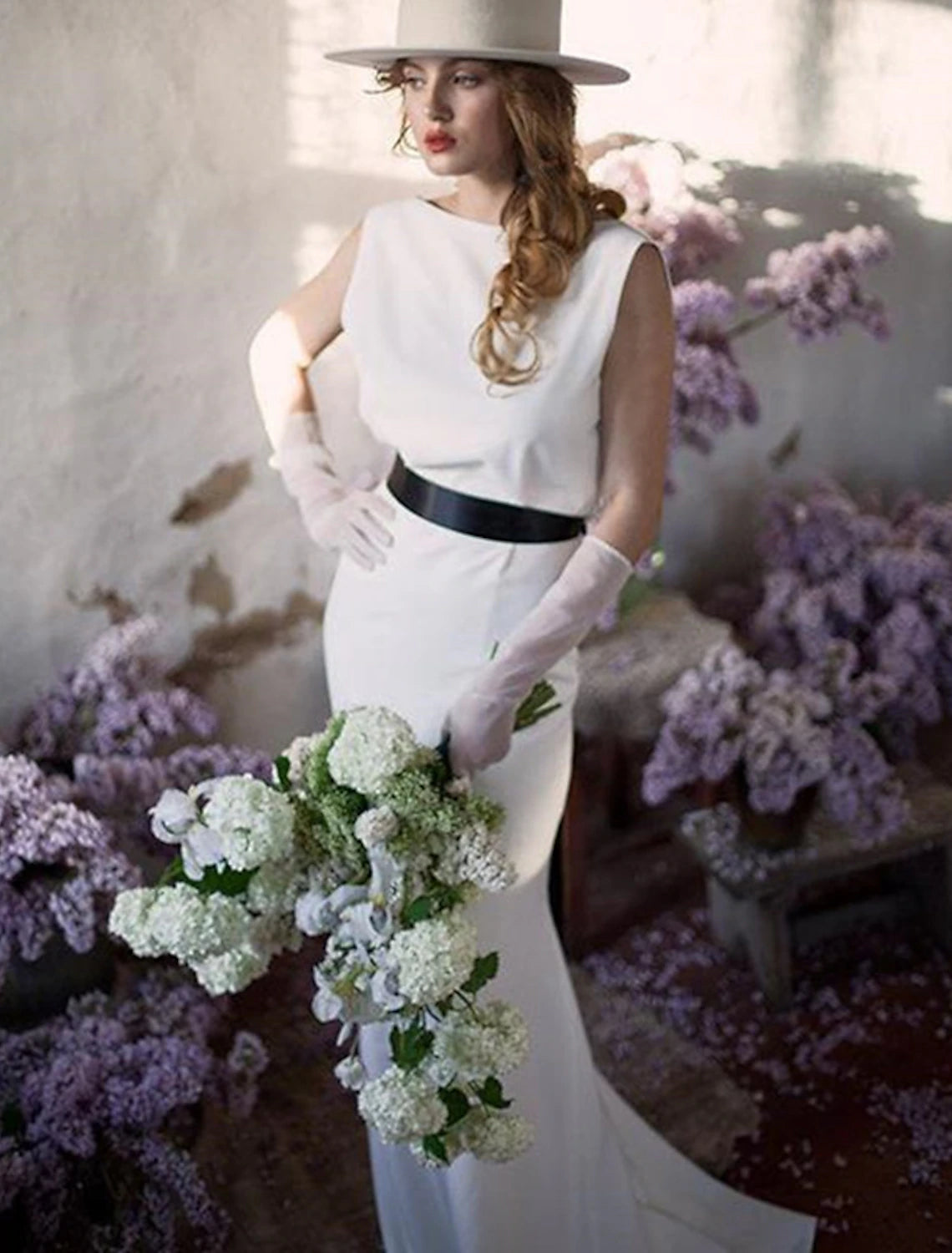 Empfang Offener Rücken Lässige Brautkleider Etui-Linie U-Ausschnitt Ärmellos Sweep/Pinsel Schleppe Satin Brautkleider Mit Volltonfarbe