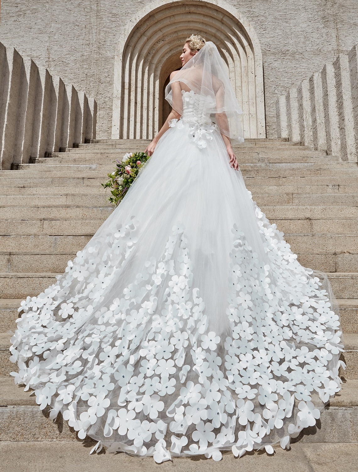 Engagement Open Back Formal Wedding Dresses Ball Gown Square Neck Strapless Chapel Train Lace Bridal Gowns With Crystals Flower