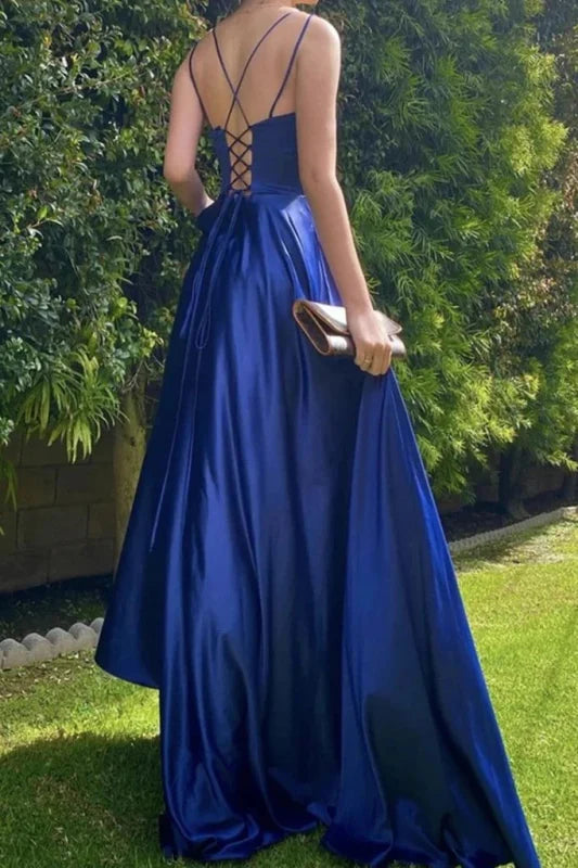 Einfaches, langes Ballkleid mit Bindeband hinten