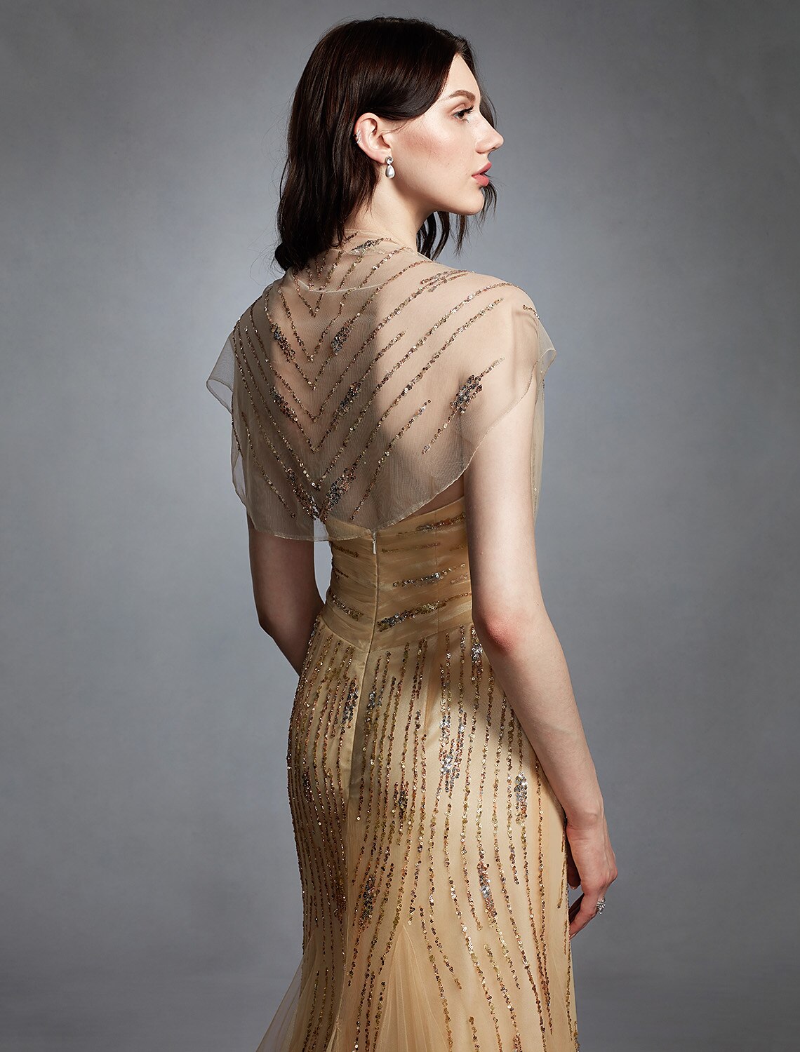 Etui-Linie V-Ausschnitt Sweep/Pinsel Schleppe Tüll Maßgefertigte Brautkleider mit Pailletten