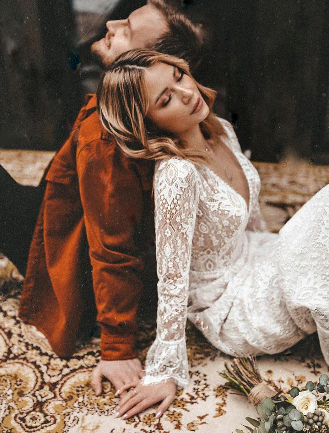 Strand Open Back Boho Brautkleider A-Linie V-Ausschnitt Langarm Hofschleppe Spitze Brautkleider mit Volltonfarbe 