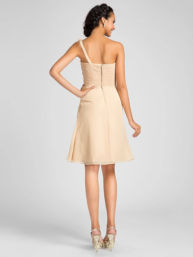 Etui-/Säulen-Brautjungfernkleid, eine Schulter, ärmellos, knielang, Chiffon mit seitlicher Drapierung/Blume