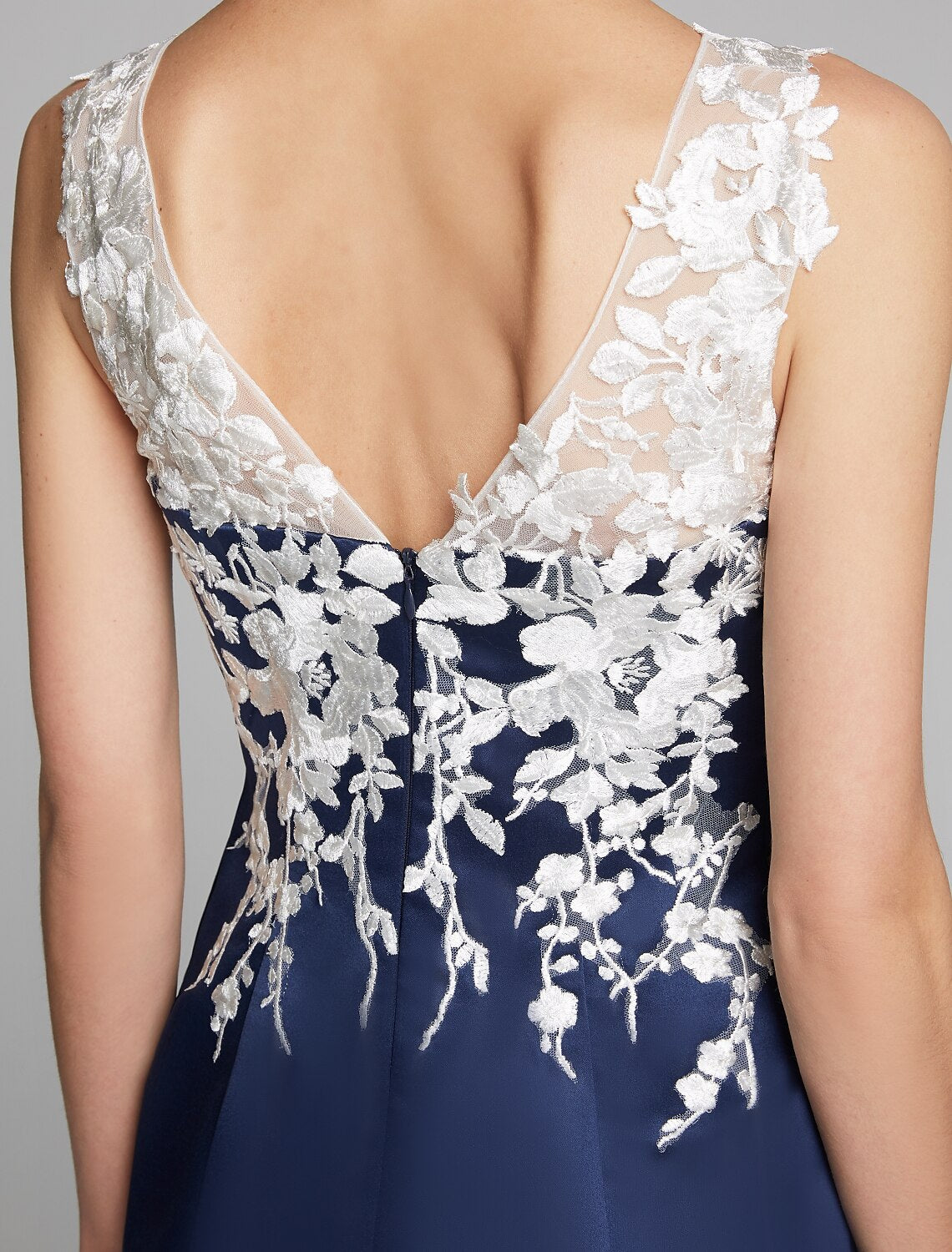 Etuikleid/Säulenkleid, Wickelkleid inklusive, Rundhalsausschnitt, knielang, Satin, Spitze, ärmellos, mit Applikationen