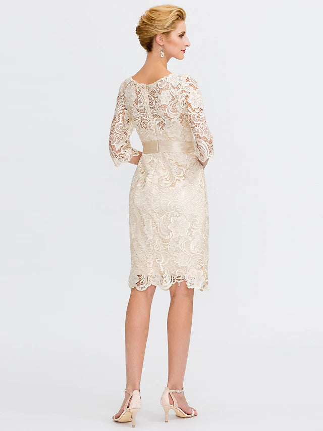 Etuikleid/Säulenkleid für die Mutter der Braut, formeller Hochzeitsgast, Übergröße, elegant, Illusionsausschnitt, knielang, durchgehende Spitze, 3/4-Ärmel mit Schleife(n)