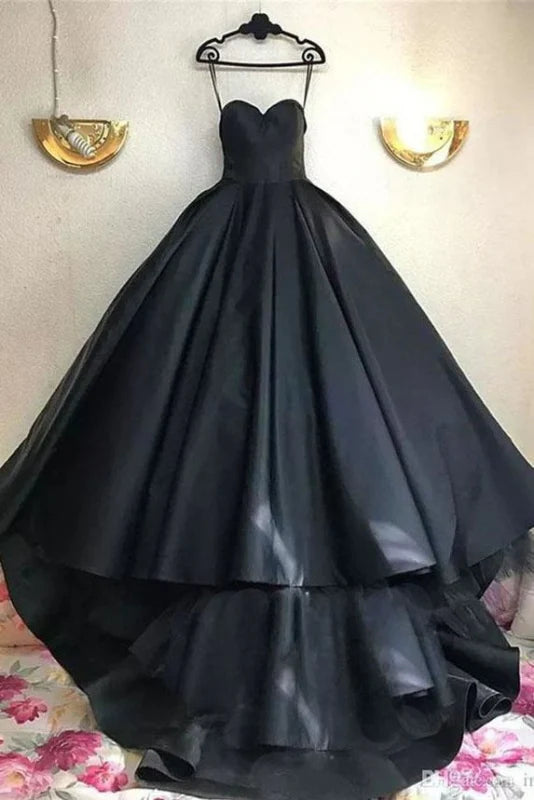 Langes Abendkleid mit Herzausschnitt und geraffter Schleppe