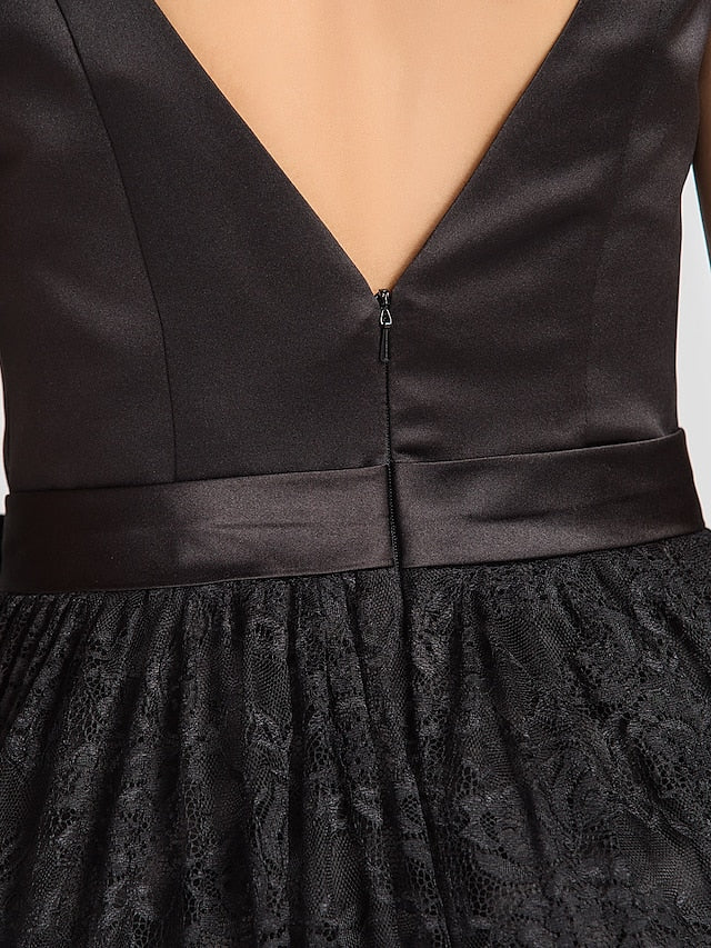 Ballkleid / A-Linie Brautjungfernkleid Bateau-Ausschnitt Ärmellos Kleines Schwarzes Tee-Länge Spitze / Charmeuse mit Spitze / Drapiert