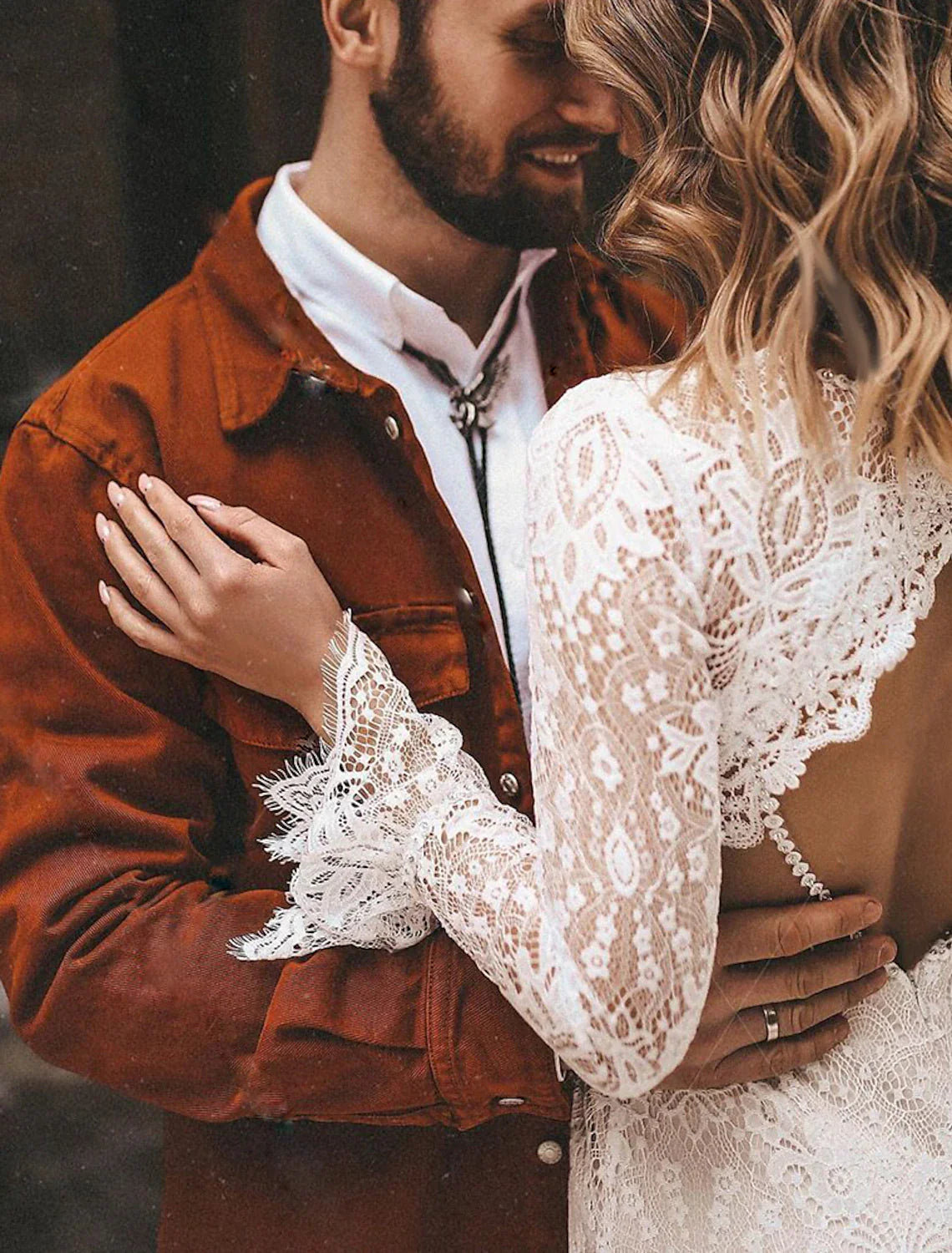 Strand Open Back Boho Brautkleider A-Linie V-Ausschnitt Langarm Hofschleppe Spitze Brautkleider mit Volltonfarbe 