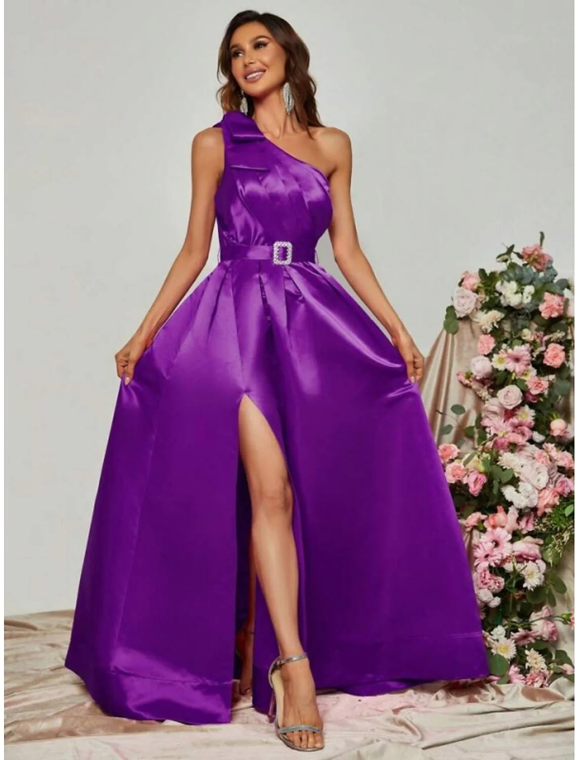 A-Linie Abendkleid Schwarzes Kleid Plus Size Partykleid Formal Herbst Bodenlang Ärmellos Eine Schulter Satin mit Falten Schlitz Riemchen 
