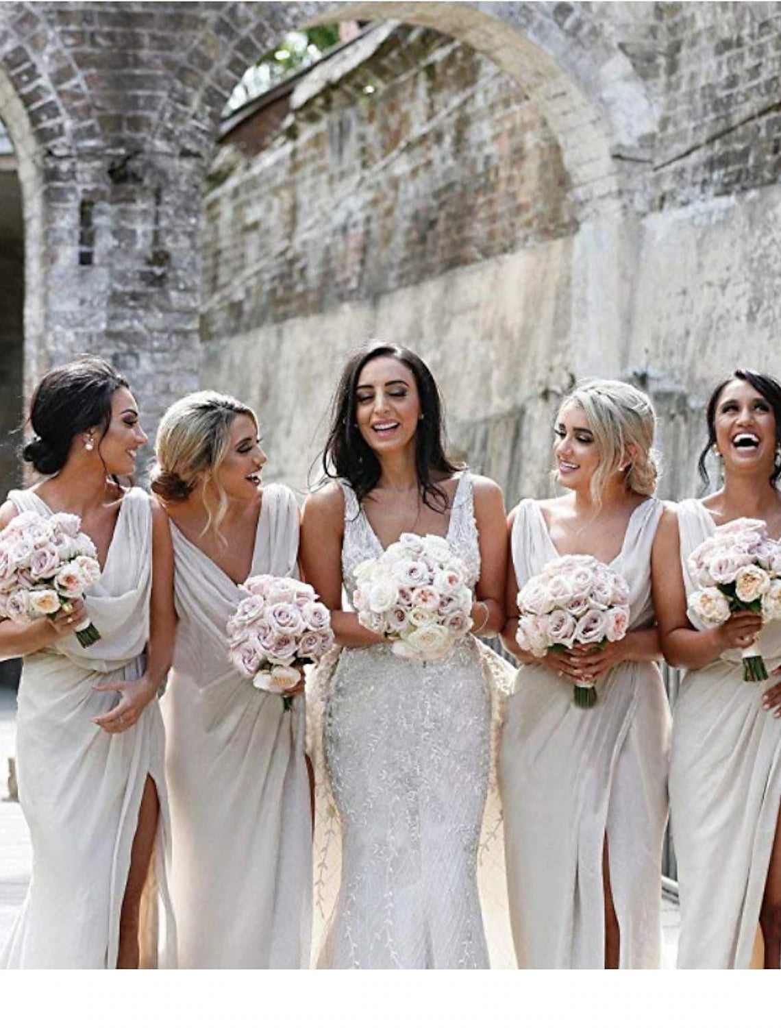 Meerjungfrau / Trompete Brautjungfernkleid V-Ausschnitt Ärmellos Elegant Sweep / Pinsel Schleppe Chiffon mit Falten / Schlitz Vorne / Rüschen