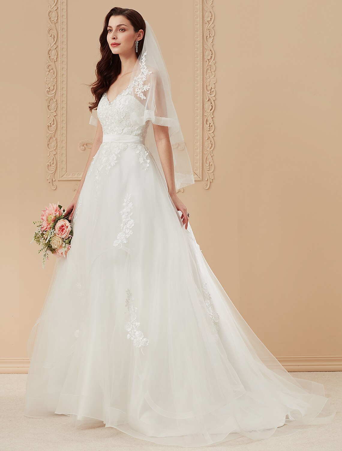 Ballkleid-Brautkleider, V-Ausschnitt, Pinselschleppe, Satin, Tüll über Spitze, Spaghettiträger, romantisch, Illusionsdetail, rückenfrei, mit Rüschen, Applikationen