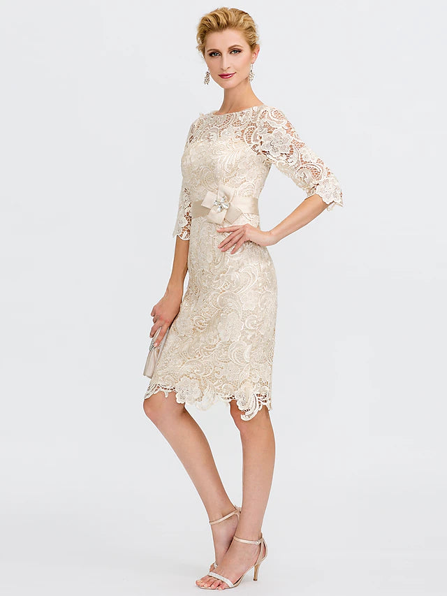 Etuikleid/Säulenkleid für die Mutter der Braut, formeller Hochzeitsgast, Übergröße, elegant, Illusionsausschnitt, knielang, durchgehende Spitze, 3/4-Ärmel mit Schleife(n)