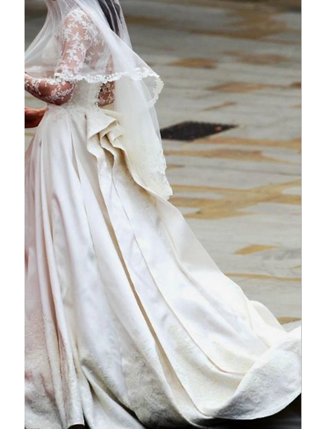 Verlobungs-Hochzeitskleider, A-Linie, Illusionsausschnitt, lange Ärmel, Hofschleppe, Satin-Brautkleider mit Faltenapplikationen