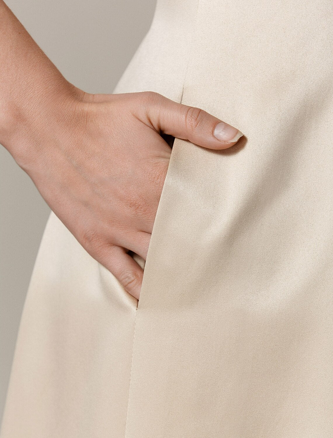 A-Linie, One-Shoulder-Träger, knielanges Brautjungfernkleid aus Satin mit seitlicher Drapierung