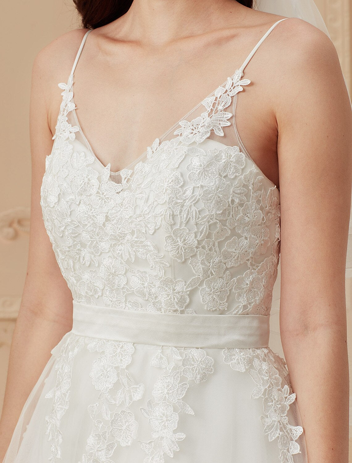 Ballkleid-Brautkleider, V-Ausschnitt, Pinselschleppe, Satin, Tüll über Spitze, Spaghettiträger, romantisch, Illusionsdetail, rückenfrei, mit Rüschen, Applikationen